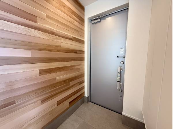 玄関スペースにも天然木を採用！