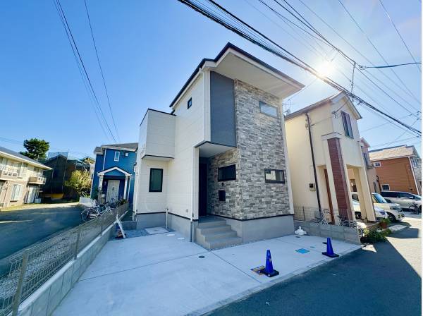 カースペースが2台備わる住宅になります