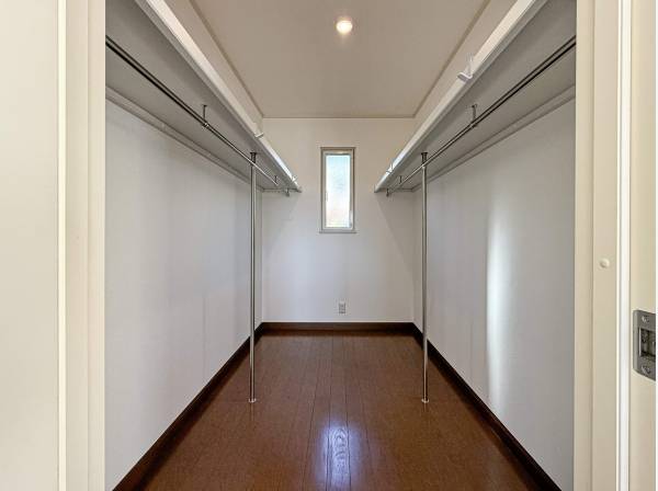 ２階寝室には大型ウォークインクローゼットも付いております