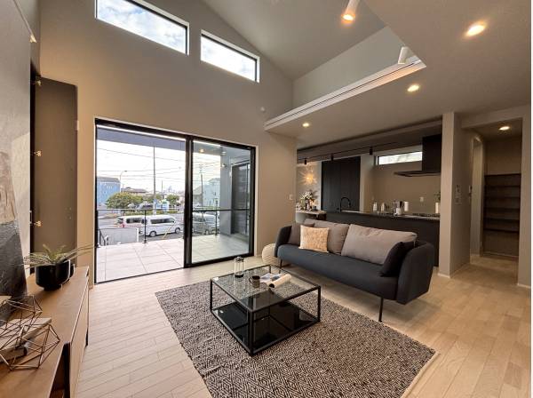 開放感溢れる吹抜リビングは２５帖のゆとりの広さ