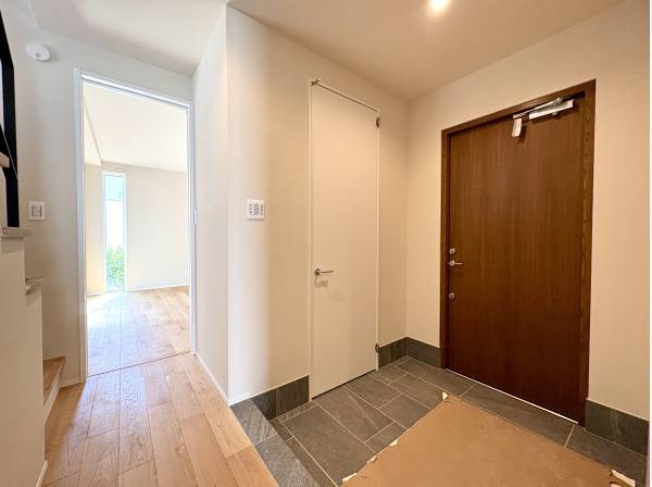 ゆとりある玄関の横にはシューズインクローゼット