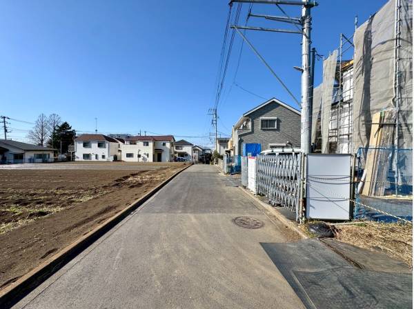 前面道路も広々！