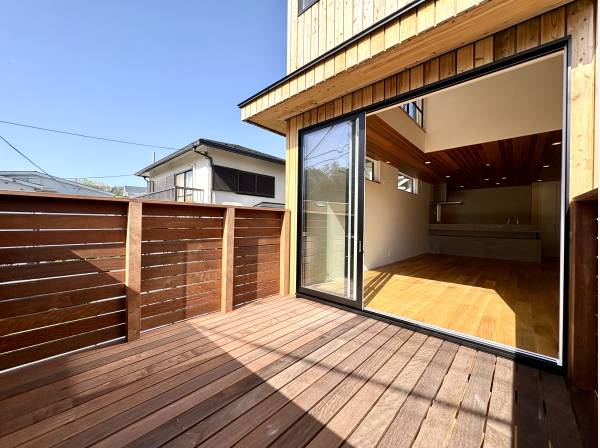 リビングからシームレスにつながる大型デッキ