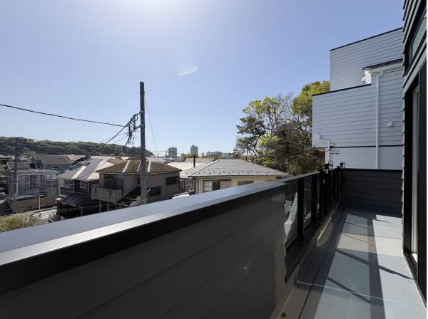 リビングの先にはワイドバルコニーと景色が広がります