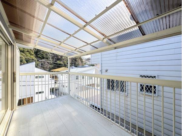 深く軒が伸びたバルコニーはお天気が心配な日のお洗濯物も安心♪