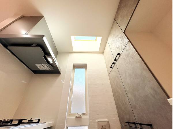 上部からの光が手元を明るく照らす、開放的で心地よいキッチンスペース