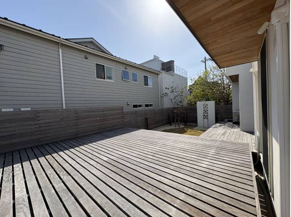 ガレージの上の庭先でデッキになっています