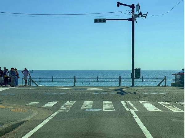 この信号まで約600m（行合橋交差点、徒歩8分）気分次第ですぐ波に飛び込めます。