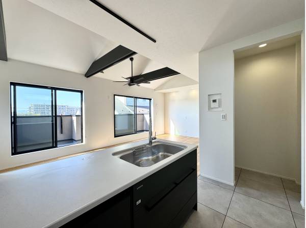 全体を見渡すオープンキッチン