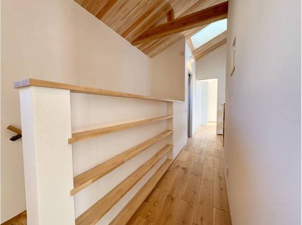 廊下に本棚は大人も子供も夢ですね。