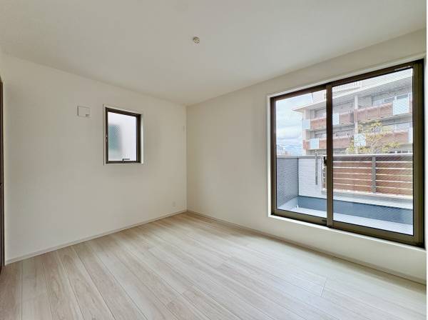 大きな窓が付いた7.3帖の居室です