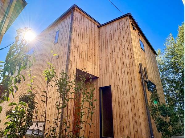 薫り高い屋久島地杉を使用した存在感ある外観