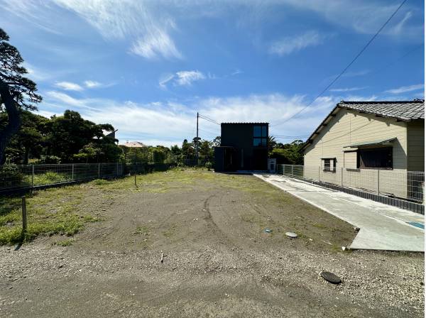 全3宅地での分譲　対象地は道路付けの良い真ん中の区画です