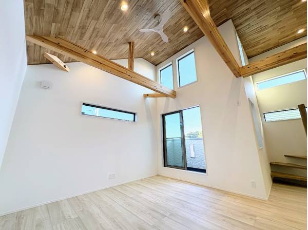 木の温もりを感じる、板張りの勾配天井、見せ梁