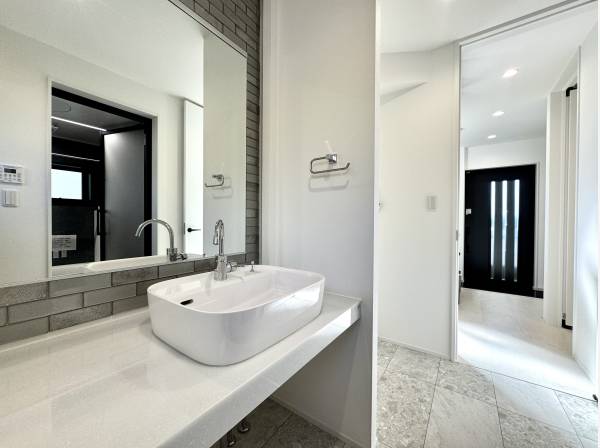 玄関ホールには洗面を完備