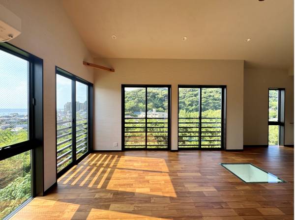 リビングから海と緑を望みます