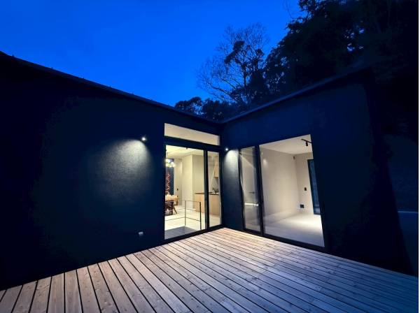 広々ウッドデッキではプライベートなお時間をお楽しみいただけます