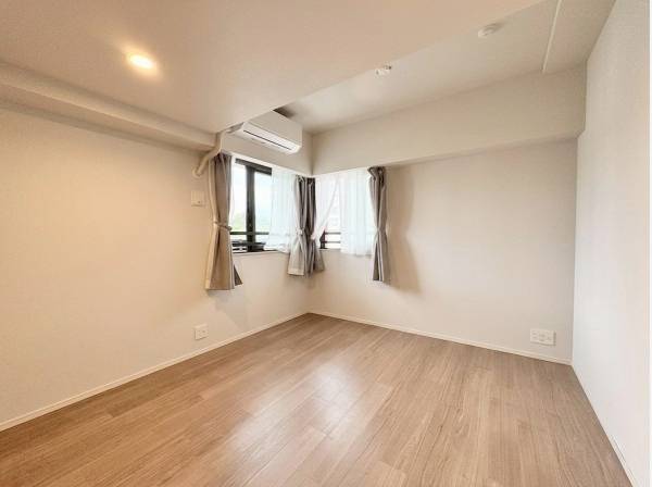 角部屋ならではの二面採光で、光が差し込む明るい居室（家具等はCG加工により消しております）