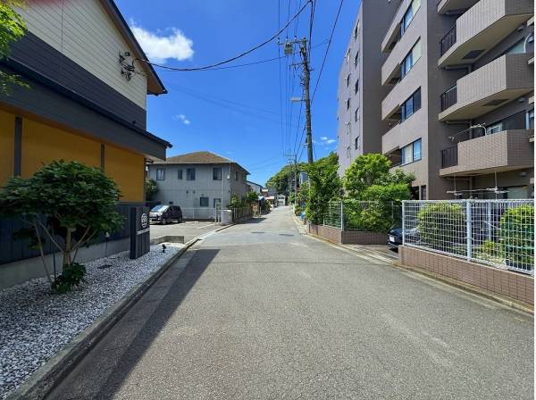 前面道路もきれいに整備されています。交通量はかなり少なめ。