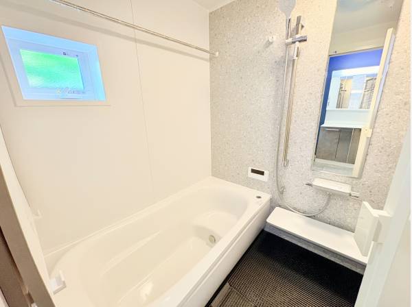 落ち着いた雰囲気のバスルーム。雨の日のお洗濯に便利な浴室乾燥機付き