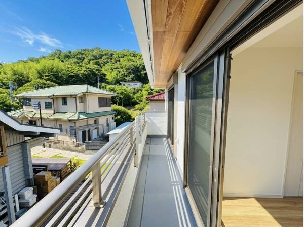 バルコニーは２室から出入り可能！