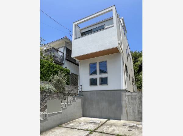 ホワイトを基調とした箱型のお住まい