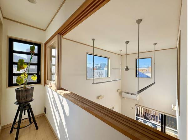 各階の繋がりを感じる吹抜けには大きな室内窓があります