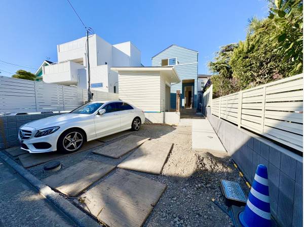 カースペースは並列2台、バイクや自転車用のスロープも備わります