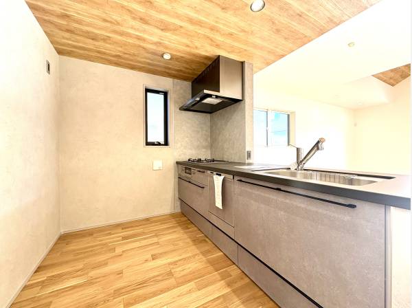 木目天井が印象的なシステムキッチン
