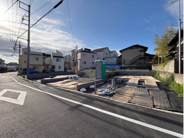 燦々と陽の降り注ぐ現地。隣地も通路につき、角地のような開放感があります