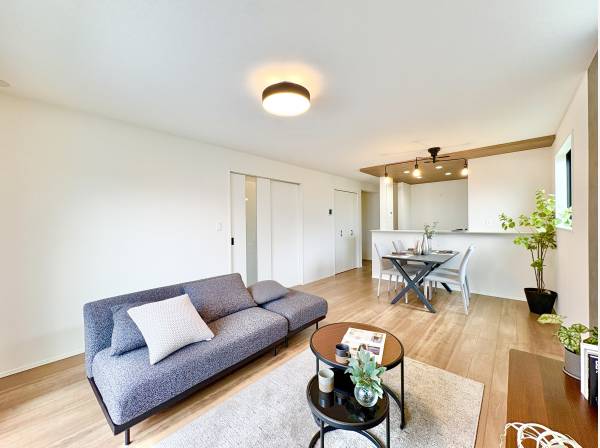 陽光が心地よく差し込む快適なリビングです