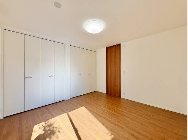 各居室に大きな収納を完備しております。