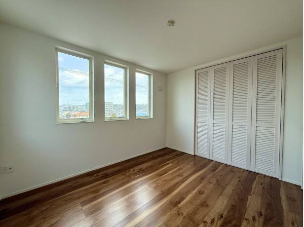 洋室には収納スペースを完備！