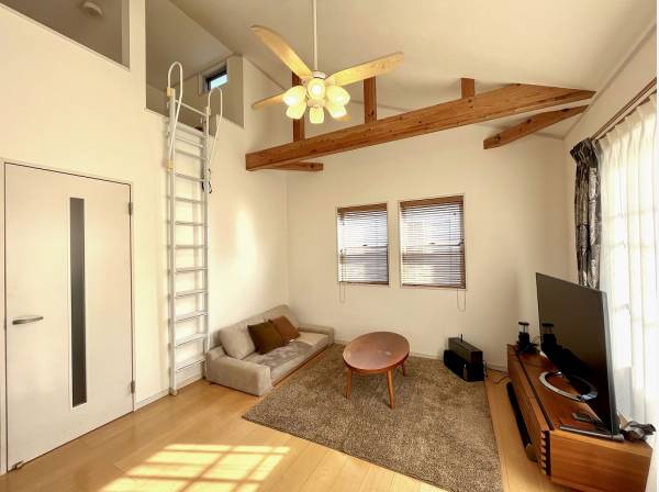 木の温かみを感じられる勾配天井のリビング