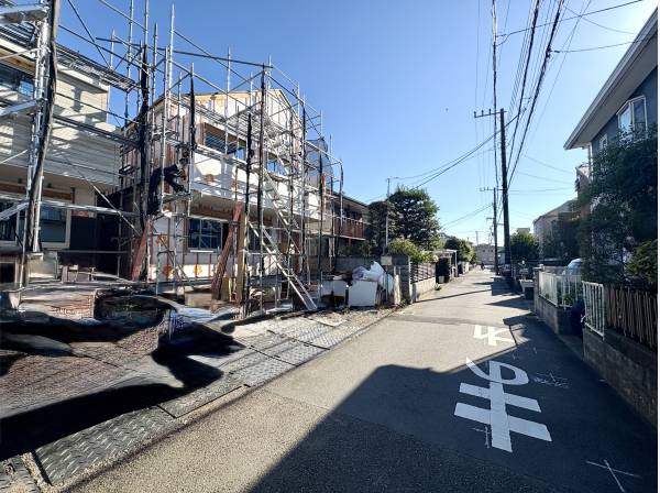 約４ｍ幅の公道に面し、車の出入りもスムーズです