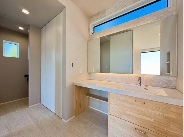 パウダールームは大きな鏡に大容量収納！広々しております！