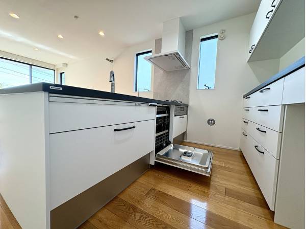 大容量フロントオープン食洗機付きの機能的なキッチン