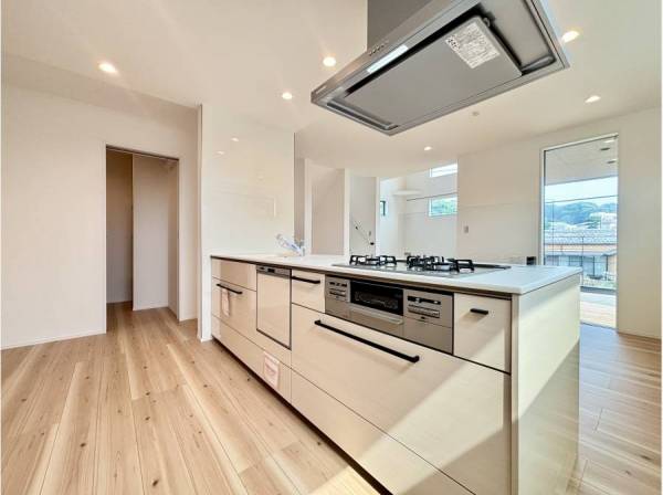 料理をしながら会話が弾む。自然と家族が集まるキッチンスペース。