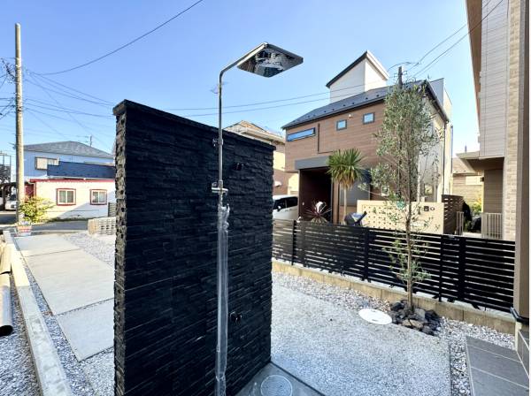 門柱裏手にはスタンドシャワーを