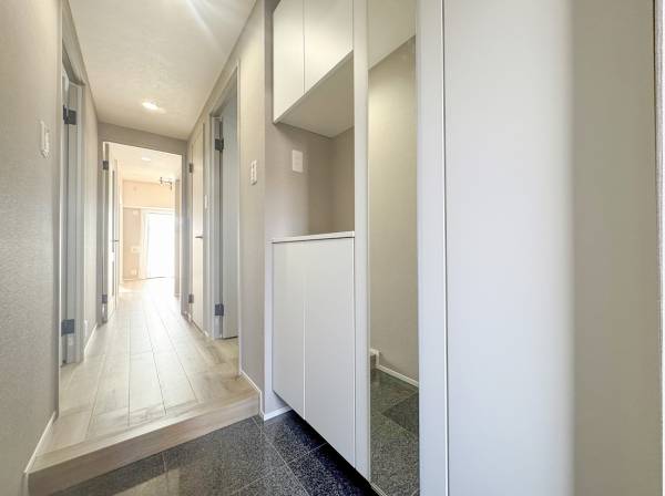 明るいトーンで統一された美しい玄関スペース