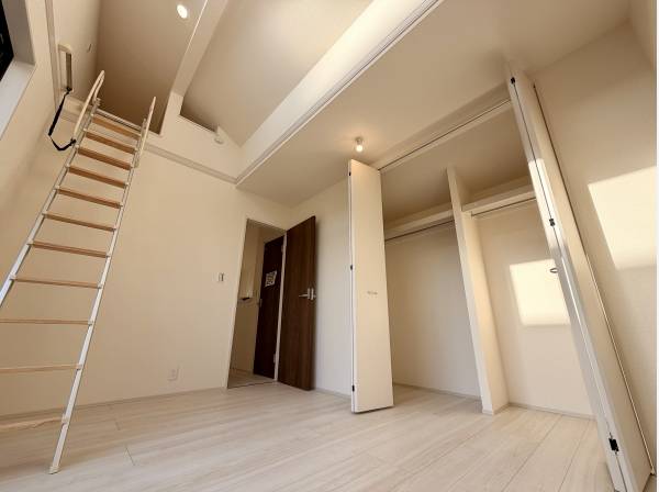 ロフト部屋収納広めです。二人分の私物を収納できます。