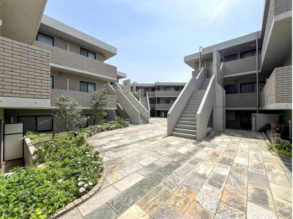 手入れの行き届いた緑が寄り添う陽だまりの共有スペース