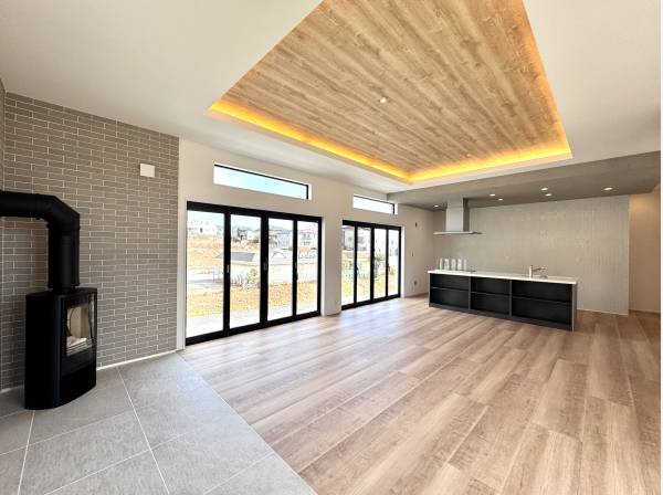 暖炉付きの広々としたLDK