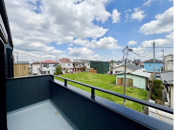 バルコニーからの見通しがよく、心地よい風が入り込みます