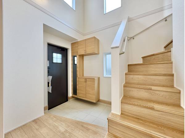 玄関には吹き抜けがあり解放感もございます