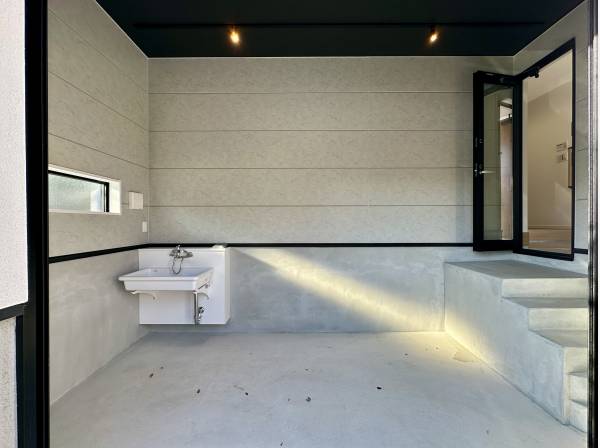 玄関からアクセス可能な、ガレージ/大事な自転車等の収納に重宝しますね