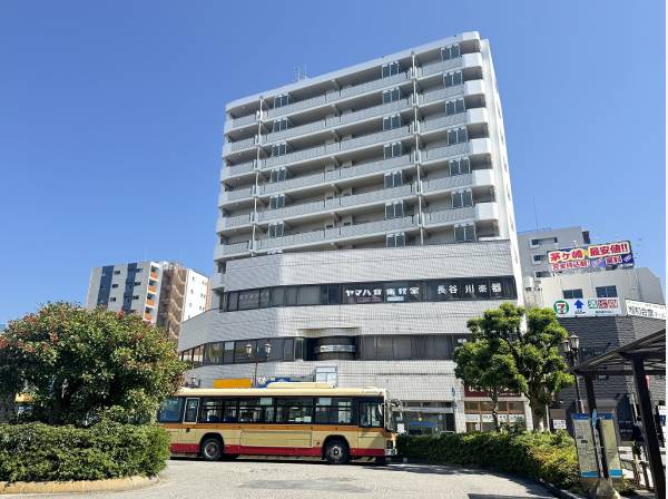 駅前にドーンと佇む重厚感のある外観