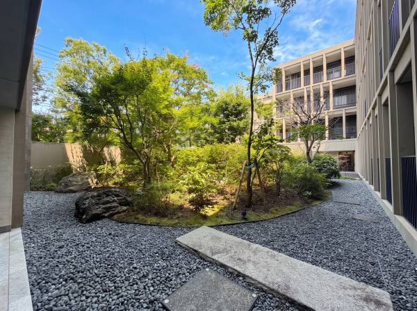 マンション共用部分の中庭です
