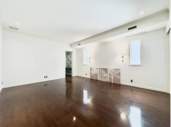 約15帖の余裕ある洋室