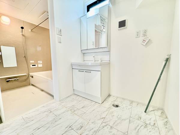 洗面台も広いので人とすれ違うこともできますね。